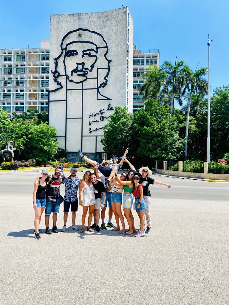 A group of people stand in front of the statue of Che Guevara 