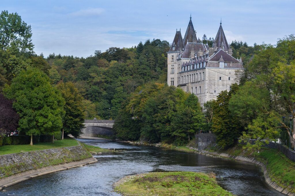 The castle of Durbuy overlooks the river, surrounded by greenery