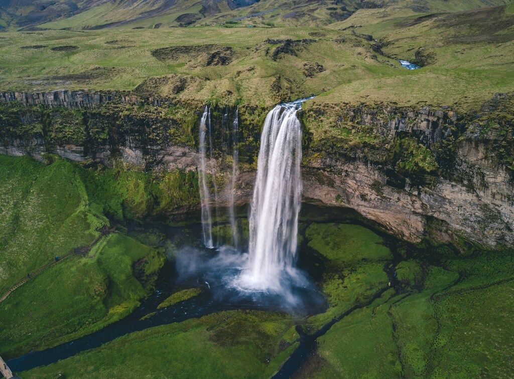Aerial photograph of the falls.