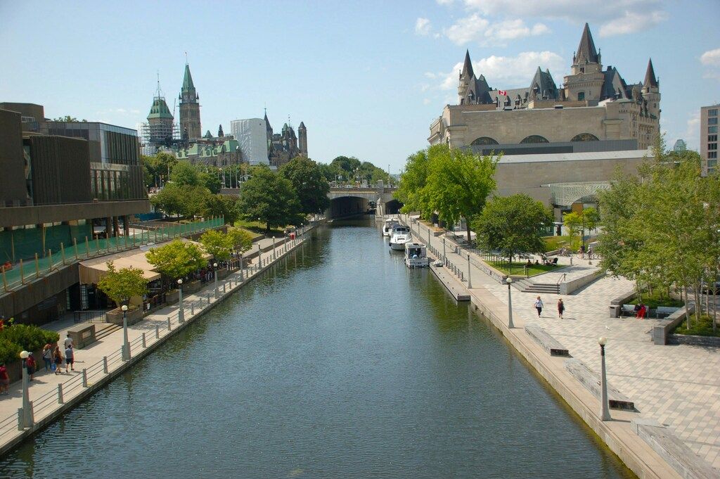 A glimpse of the Rideau Canal, Ottawa