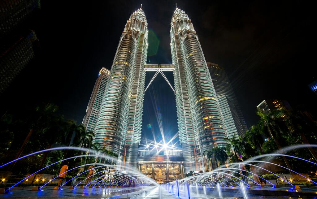 Things to do in Kuala Lumpur: visit the Petronas Twin Towers