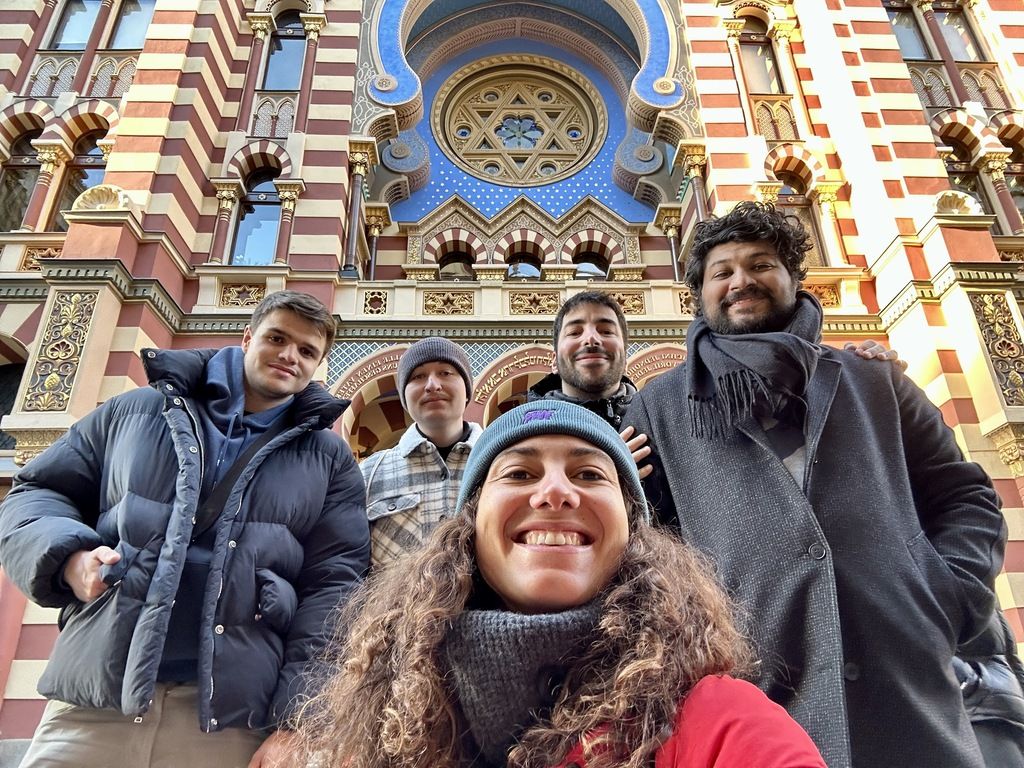 A group of travelers in front of the Great Synagogue of Budapest, Hungary – WeRoad group trip.
